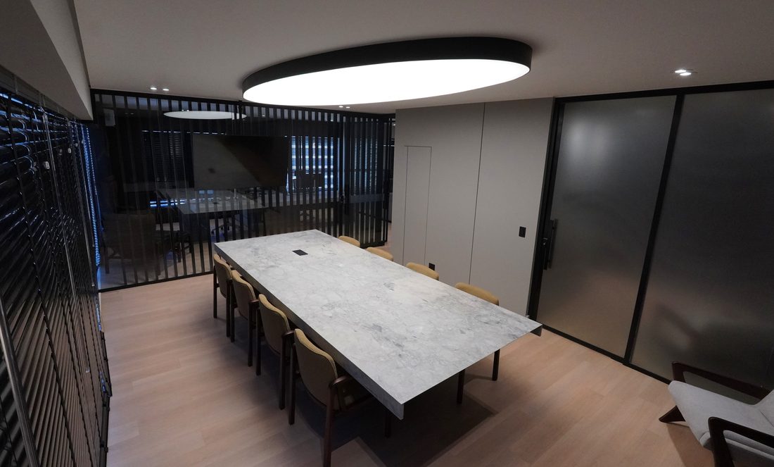 Sala de reunião com mesa de mármore